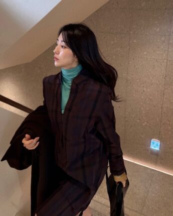 “민트색 터틀넥으로 완성한 화사한 레이어드” 박하선이 보여준 우아한 코트룩