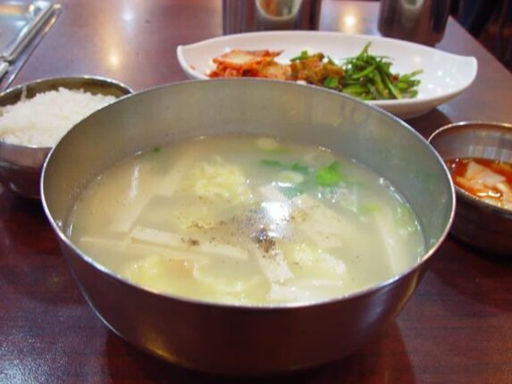 “소고기도 장어도 아니었습니다” 기력 쇠한 부모님 하체 근육 세우는 의외의 1위 음식