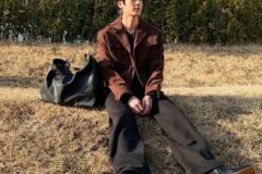 방탄소년단 진, 잔디밭 사복 사진에 ‘화보 아님?’ 반응 쏟아져…구찌 앰버서더의 남다른 일상