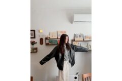 “블랙 레더 자켓과 화이트 팬츠의 극명한 대비” 정려원이 보여준 시크한 무채색 패션