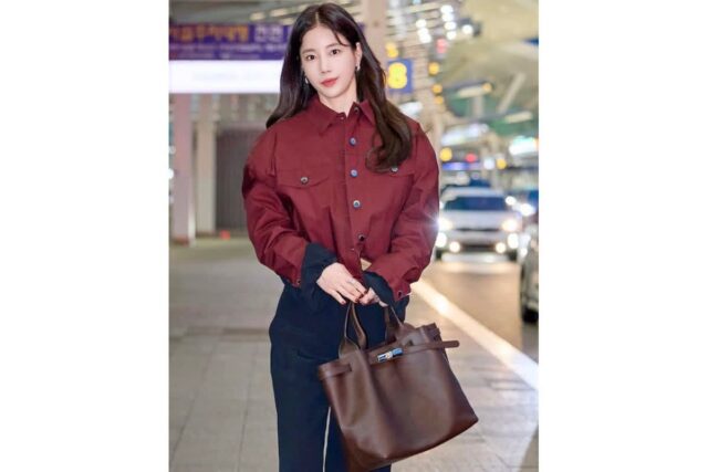 “기은세 공항패션 실물 미쳤다.. 버건디 재킷에 롱샴 토트백 이 조합 반칙 아님?”