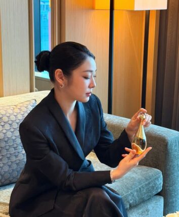 “블랙 슈트로 완성한 범접할 수 없는 아우라” 김연아가 보여준 고혹적인 블랙