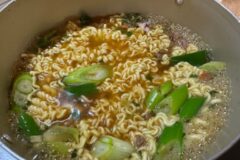 라면 먹을 때 “이 재료” 한스푼 넣으면 평범한 라면이 호텔요리가 됩니다.