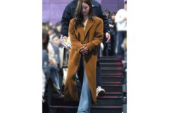 “카멜 롱 코트로 완성한 압도적인 우아함” 신세경이 보여준 영화 같은 코트