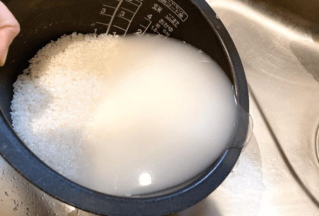 쌀 씻고 나서 “물이 이런 색”이면 버리세요 이미 독소가 전부 퍼진 겁니다.