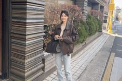 “차분한 베이지 니트와 어우러진 클래식 실루엣” 한지혜의 맑은 이미지 돋보이는 데일리룩