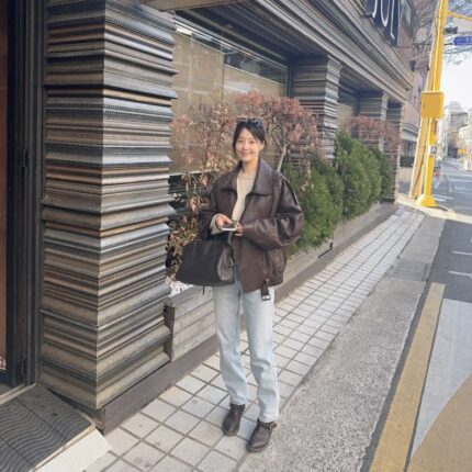 “차분한 베이지 니트와 어우러진 클래식 실루엣” 한지혜의 맑은 이미지 돋보이는 데일리룩