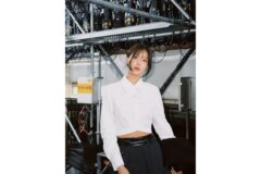 “무대 뒤에서도 빛나는 우아한 실루엣” 임수향의 맑은 이미지 돋보이는 올블랙 앤 화이트룩