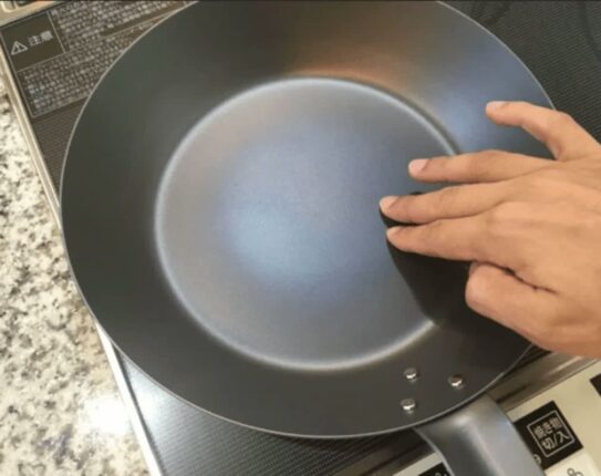 새 후라이팬 사고 “이 작업” 한번만 해도 수명이 최대 5배까지 늘어납니다.