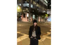 “도시의 밤을 밝히는 시크한 스트라이프” 정수정이 보여준 감각적인 스트릿 패션