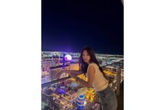 “화이트 민소매와 데님의 정석적 만남” 이주빈만의 독보적인 아우라 느껴지는 여행