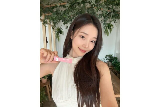 “화이트 홀터넥 드레스로 완성한 순백의 요정 미모” 이시안이 보여준 청순한 원피스룩