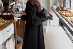 “화이트 셋업과 블랙 코트의 정갈한 대비” 손연재가 보여준 따스한 카페 나들이 룩