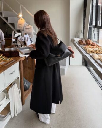 “화이트 셋업과 블랙 코트의 정갈한 대비” 손연재가 보여준 따스한 카페 나들이 룩
