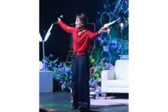 “강렬한 레드 가디건으로 완성한 무대 위의 독보적 존재감” 박경림이 보여준 열정적인 패션
