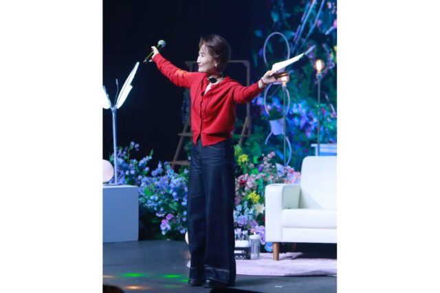“강렬한 레드 가디건으로 완성한 무대 위의 독보적 존재감” 박경림이 보여준 열정적인 패션