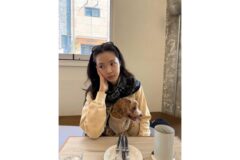 “복슬복슬한 테디베어 코트로 완성한 포근한 산책 룩” 손나은이 보여준 감성적인 데일리