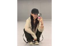 “그물 니트와 캡 모자의 힙한 믹스매치” 태연이 보여준 감각적인 연습실 패션