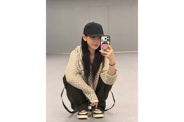 “그물 니트와 캡 모자의 힙한 믹스매치” 태연이 보여준 감각적인 연습실 패션