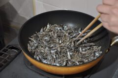 멸치 볶을 때 “이것” 같이 넣어세요, 50대 무너진 근육과 뼈 건강 동시에 잡아줍니다