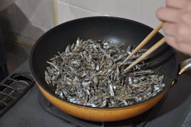 멸치 볶을 때 “이것” 같이 넣어세요, 50대 무너진 근육과 뼈 건강 동시에 잡아줍니다