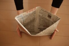 구석에 남는 신문지를 “이곳”에 끼워 보세요, 주부9단 살림 꿀팁 입니다.