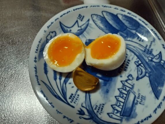 반숙란을 삶아 “이곳”에 넣어 보세요, 게장보다 3배 맛있는 밥도둑 됩니다.