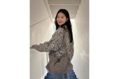 “믹스 컬러 니트와 와이드 데님의 포근한 조화” 류이서가 보여준 감각적인 봄패션