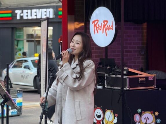 정혜린, 홍대 레드로드 버스킹 성료…팬들과 특별한 거리 공연