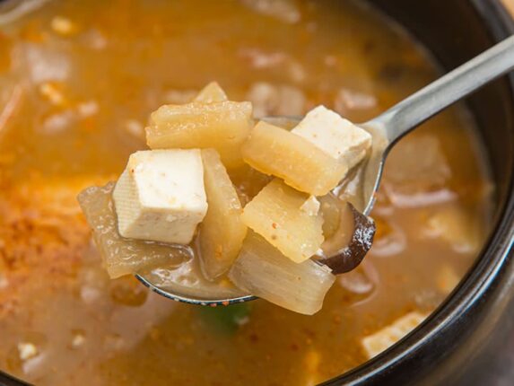 된장찌개 끓일 때 “두부 대신 이 음식” 넣어보세요. 일주일만 먹어도 뱃살 쏙 빠집니다.