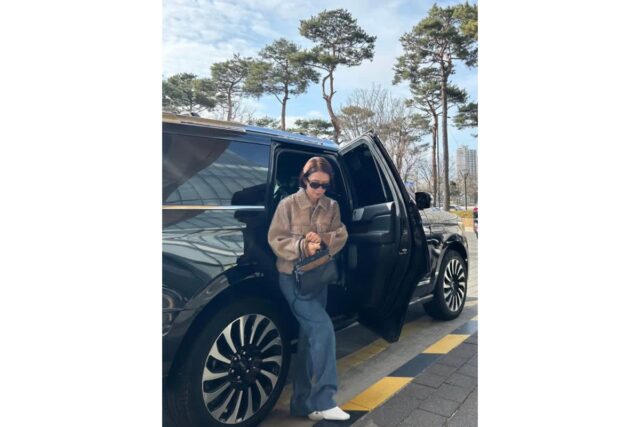 곧 60대 김희애가 ‘조용히’ 들고 다니는 의외의 명품가방?