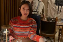 “오렌지 페어아일 니트와 레드 네일의 상큼한 조화” 표예진이 보여준 독보적인 데이트룩