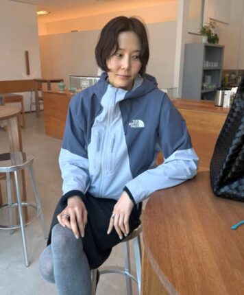 등산복을 이렇게 입는다고? ‘아재 느낌 싹 뺀’ 김나영 바람막이 코디