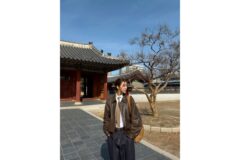 “브라운 레더 자켓과 니트 타이의 조화” 애엄마라는 게 믿기지 않는 여배우의 믹스매치룩