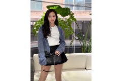“펄 가디건 하나로 완성한 독보적인 화사함” 실물 보면 말문 막힌다는 지수의 데일리룩