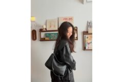 “블랙 레더 자켓과 화이트 와이드 팬츠의 시너지” 정려원이 보여준 독보적인 시크룩