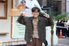 [포토&] 장항준 ‘왕사남’ 1200만 돌파 서울마당 팬서비스…큰절 쏟아진 역대급 커피차 현장