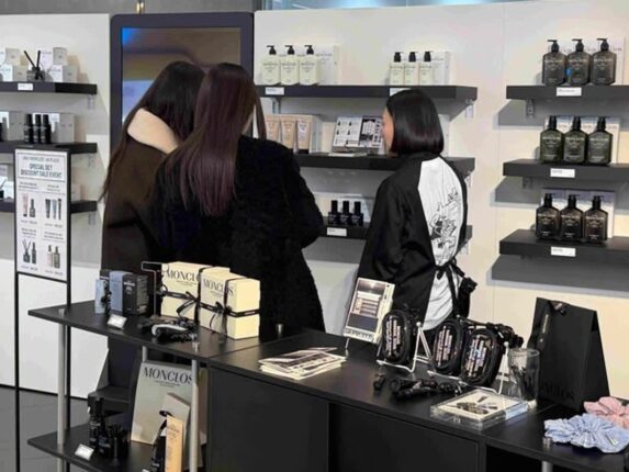몽클로스, AK플라자 홍대 팝업스토어 운영…1030·외국인 고객 공략