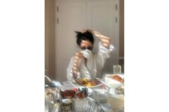 [포토&] 한국의 오드리 헵번 이영애, 샤워가운 걸친 무결점 민낯…일상도 영화가 되다