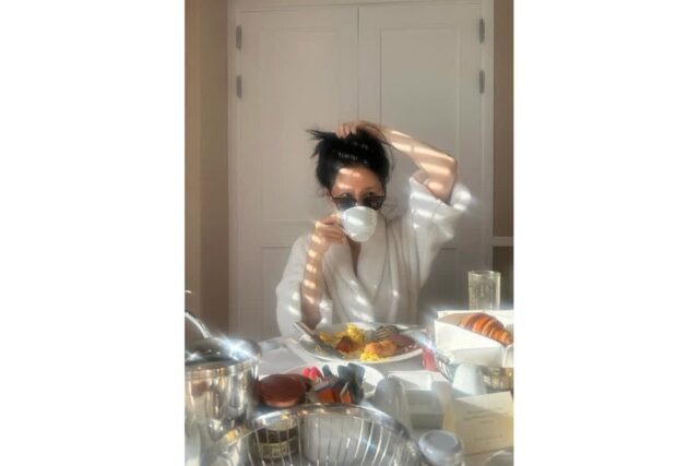 [포토&] 한국의 오드리 헵번 이영애, 샤워가운 걸친 무결점 민낯…일상도 영화가 되다