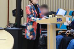 “독보적인 진행 실력만큼 화사한 비주얼” 박경림의 세련된 부츠컷 팬츠 코디