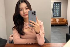 “SBS 최연소 아나운서의 타이틀을 넘어” 김수민이 선보인 우아한 핑크 컷아웃 니트룩