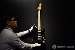 [컬처&] 록밴드 핑크 플로이드 기타 218억 낙찰, 역대 최고가 신기록
