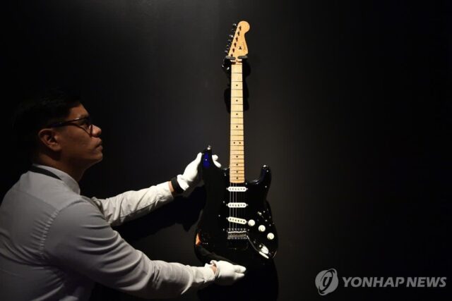 [컬처&] 록밴드 핑크 플로이드 기타 218억 낙찰, 역대 최고가 신기록