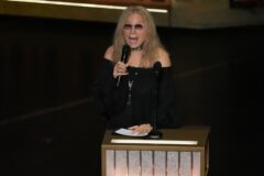 “추억 속의 그대에게”… 바브라 스트라이샌드, 故 로버트 레드포드 기리며 ‘깜짝 열창’