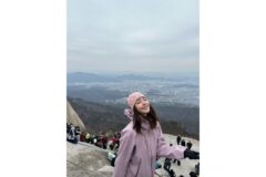 “바람마저 녹여버린 무장해제 미소” 성해은의 수줍은 고프코어룩