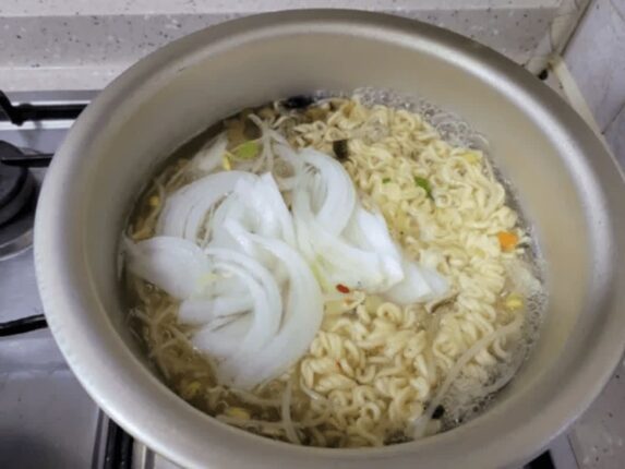 라면은 무조건 “이 방법”으로 끓이세요 조회수 100만회 터진 레시피입니다.