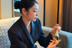 “격이 다른 퀸의 아우라” 김연아의 우아한 가르마 로우 번 머리