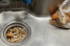 “기름 아닙니다” 버리는 순간 배관을 꽉 막히게 만든다는 ‘의외의 음식’