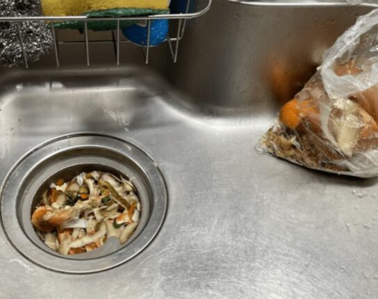“기름 아닙니다” 버리는 순간 배관을 꽉 막히게 만든다는 ‘의외의 음식’